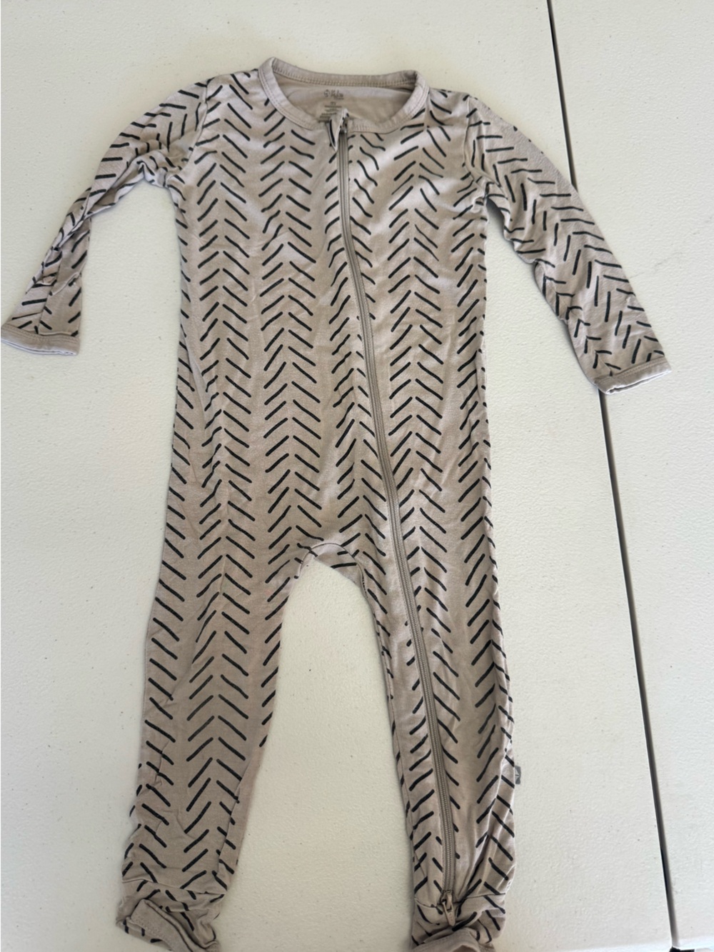 Kyte Baby Taupe Beige & Black Herringbone pattern sleeper